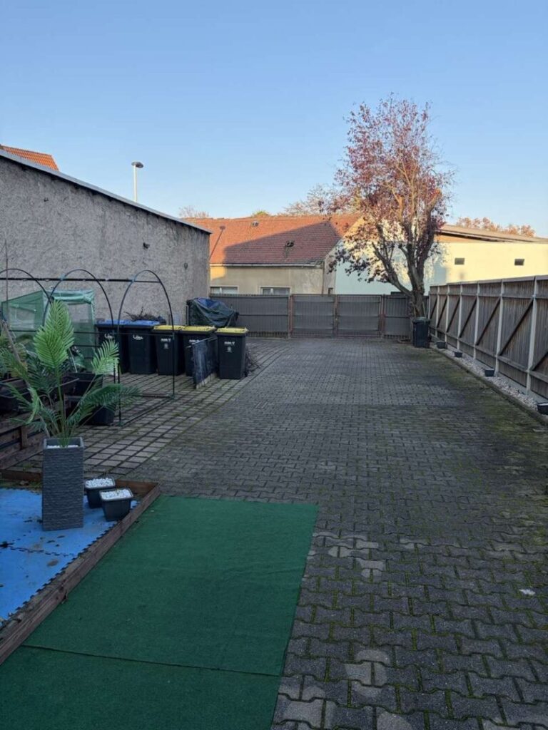 Innenhof mit Stellplätzen